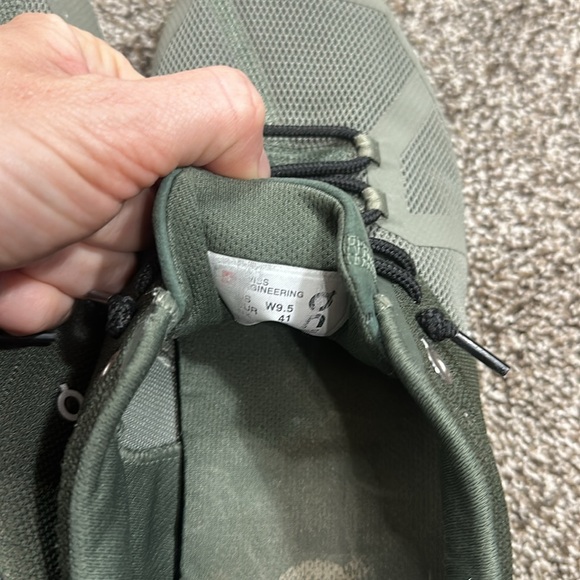 On running women’s 9.5 cloud running shoes olive and light green - Picture 7 of 7